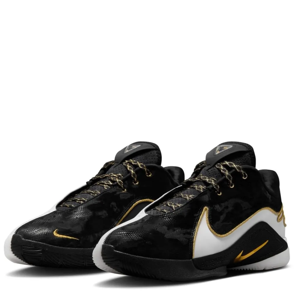 Trainers*Nike Lebron XXII Low Top Sneakers in White